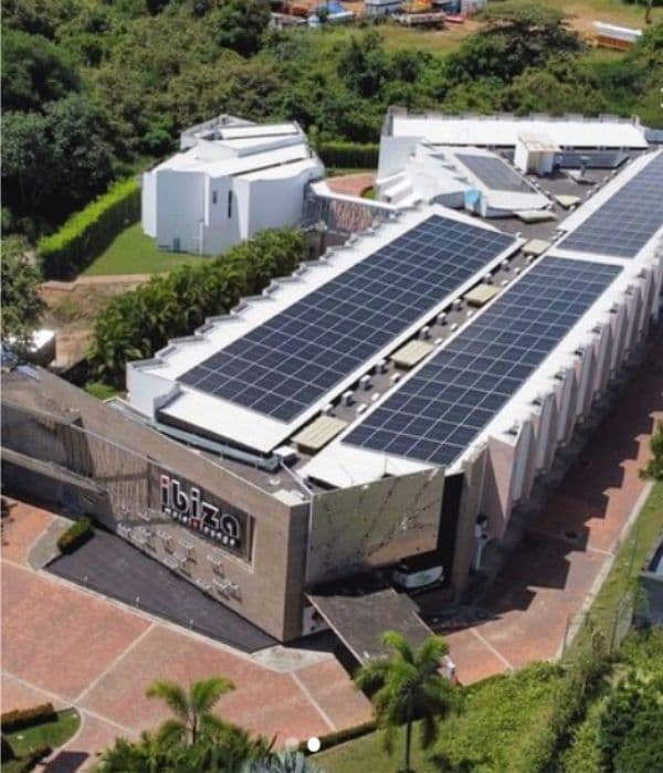 Sistema Fotovoltaico en techo de hotel en la ciudad de Neiva